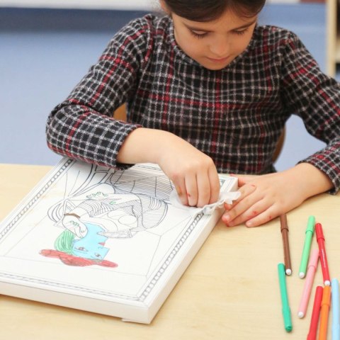 Podkład na biurko FUNNY MAT WHITE PICASSO kobieta na foteli sfu0001 biały polipropylen PP [mm:] 250x350 Strigo (8681379300018)