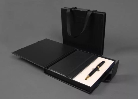 Zestaw piśmienniczy PREMIUM SYMPHONY CZARNO-ZŁOTY DŁUG.+NOTES W ETUI PREMIUM Cresco (8500012-03) Zestaw piśmienniczy PREMIUM SYMPHONY CZARNO-ZŁOTY DŁUG.+NOTES W ETUI PREMIUM Cresco (8500012-03)
